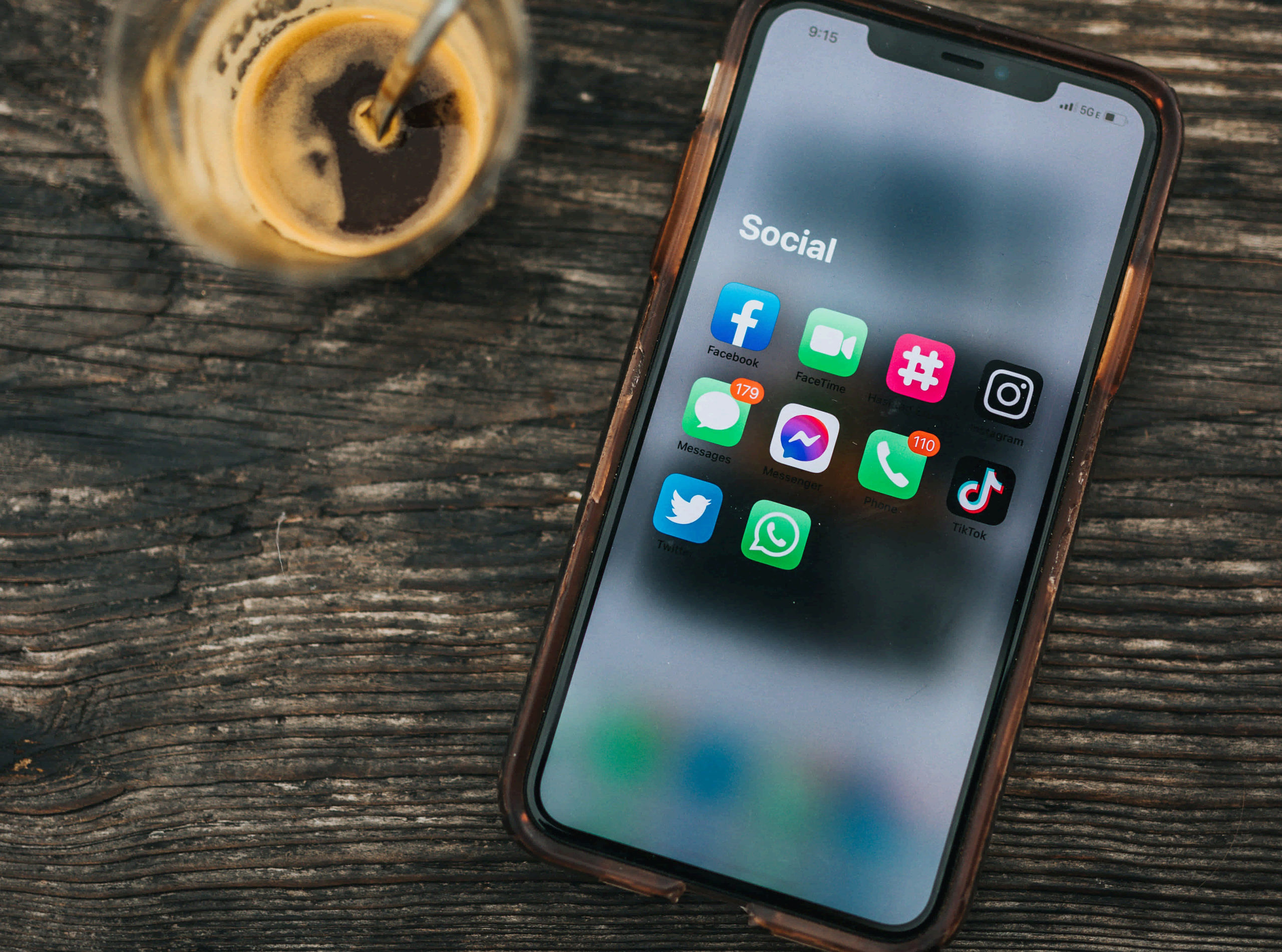 Social Commerce gehört nach wie vor zu den Hot Topics für Marketer.  Lies in unserem Leitfaden, wie Social Commerce dein Business voranbringt.
