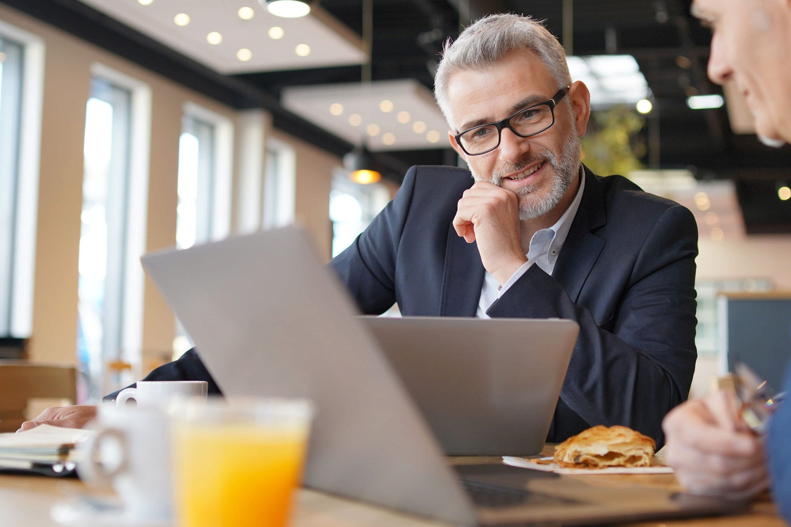 Vertriebsstrategie implementieren mit dem Social Selling E-Book.  Social Selling E-Book Vertriebsstrategie Social Media.