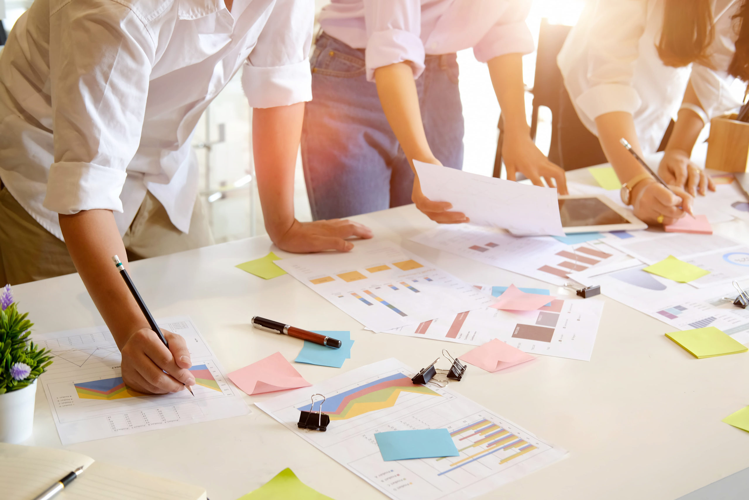 OKR-Methode: Bei der Festlegung von Objectives und Key Results steht Teamwork im Vordergrund. Mit der OKR-Methode werden strategische Unternehmensziele und Daily Business sinnvoll miteinander verknüpft.