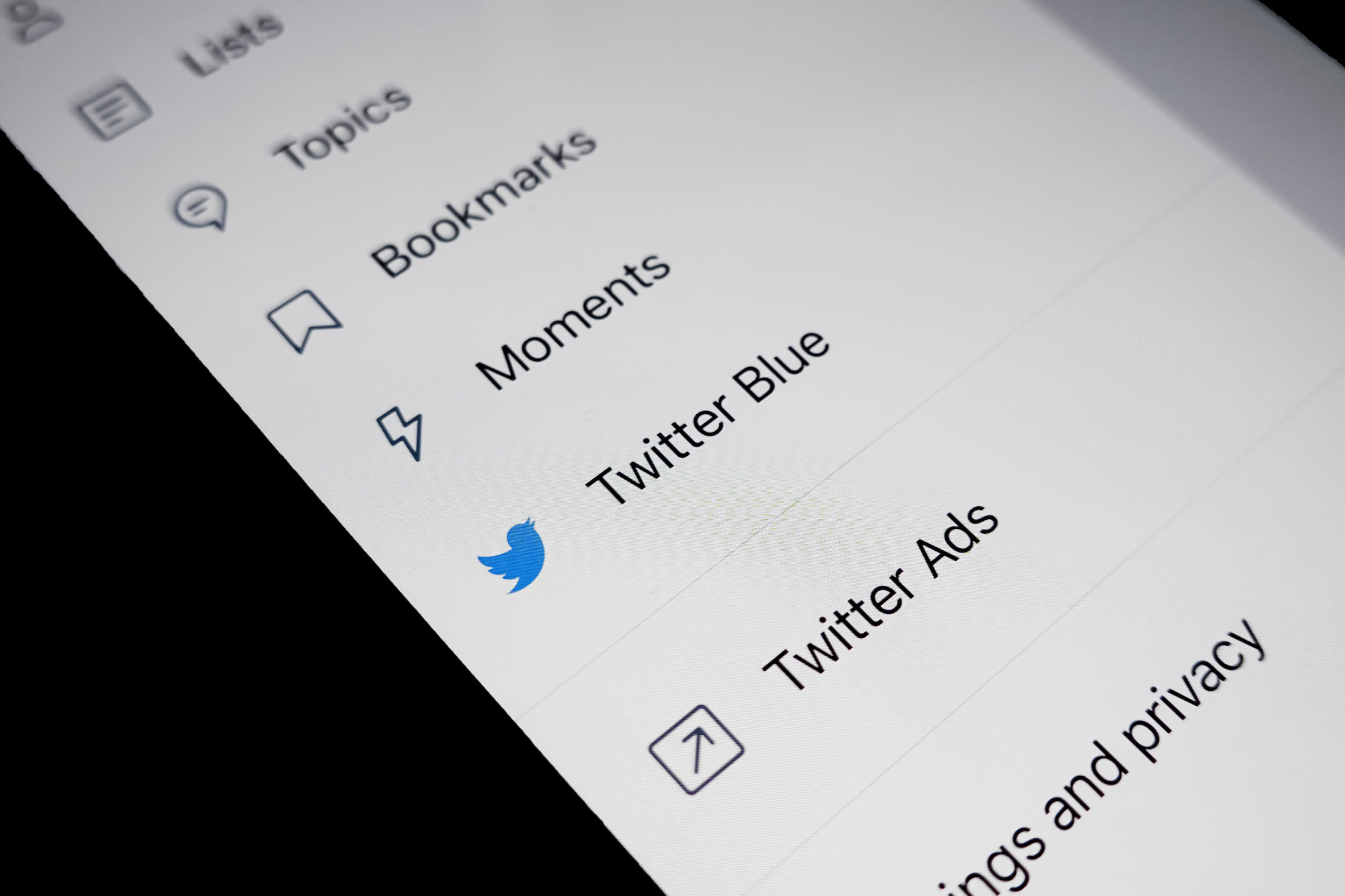 Twitter has added a whole range of new features. We took a look at them.  With Fleets, Blue, and Spaces, Twitter has launched several new features at once.