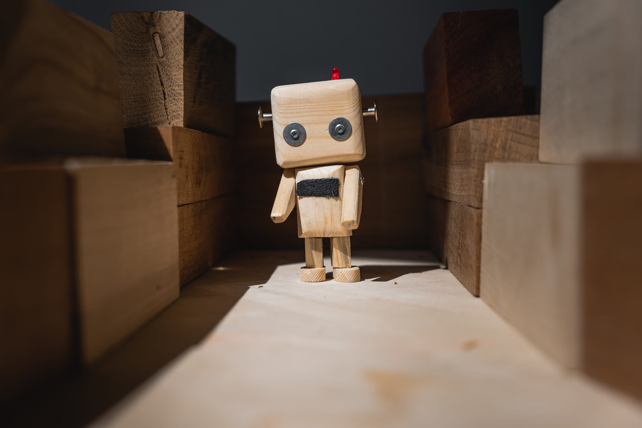 Use of AI – what do customers say about it? A quizzical robot that symbolizes the use of AI