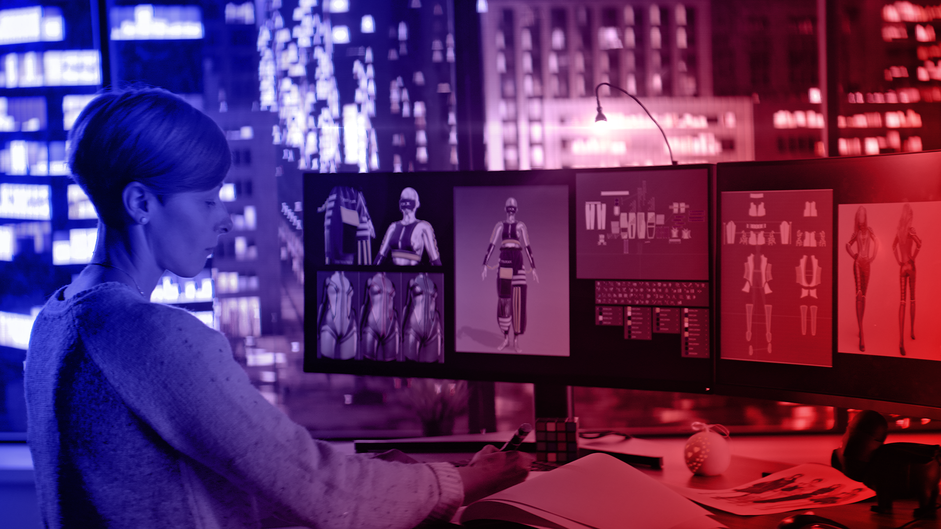 Digitale Tools für kreative Arbeit Digitale Tools: Person sitzt vor Bildschirmen und bearbeitet Dateien.