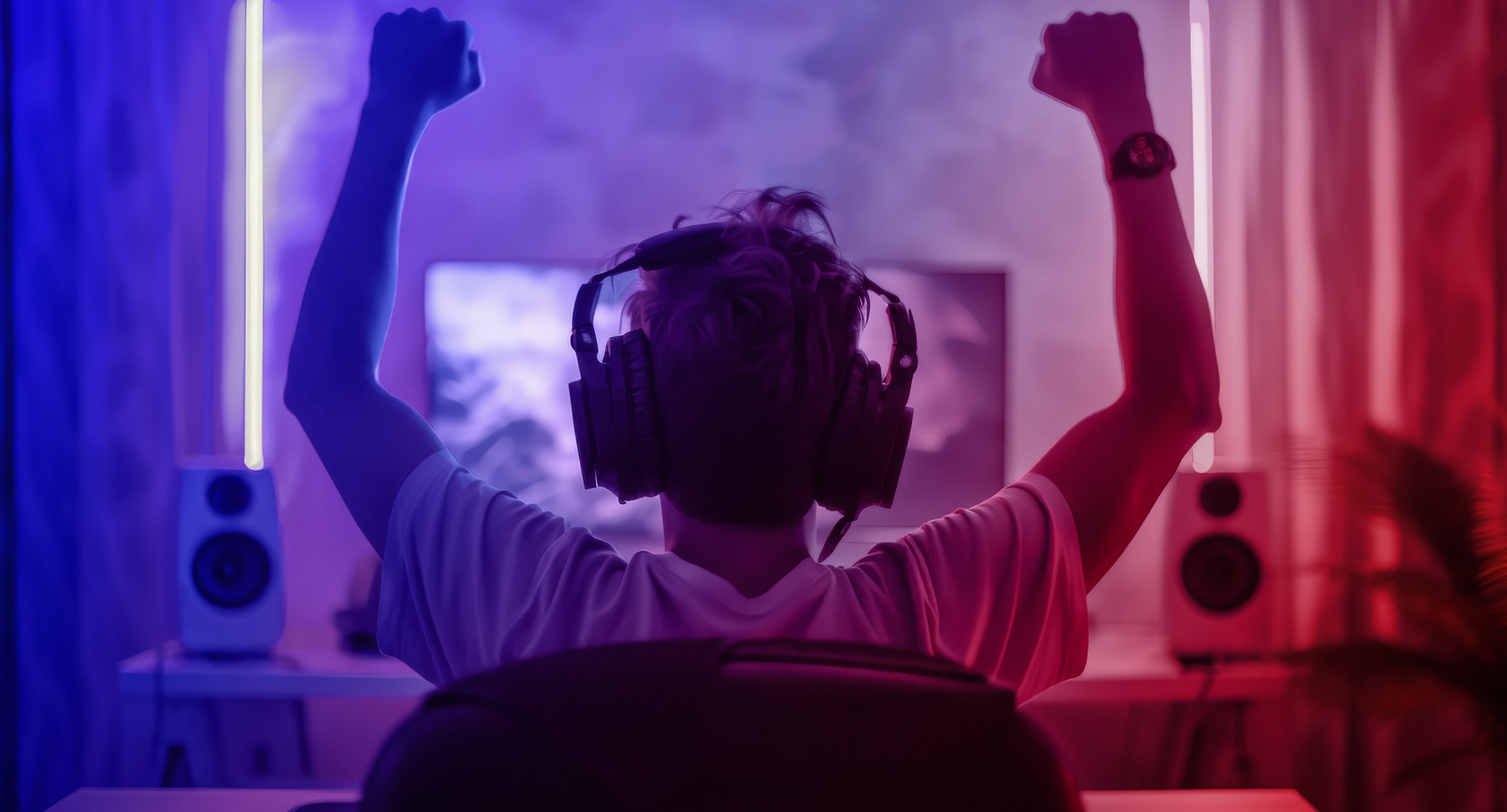 Twitch Marketing Guide Twitch Marketing Guide: Ein:e Gamer:in sitzt vor einem PC-Bildschirm.