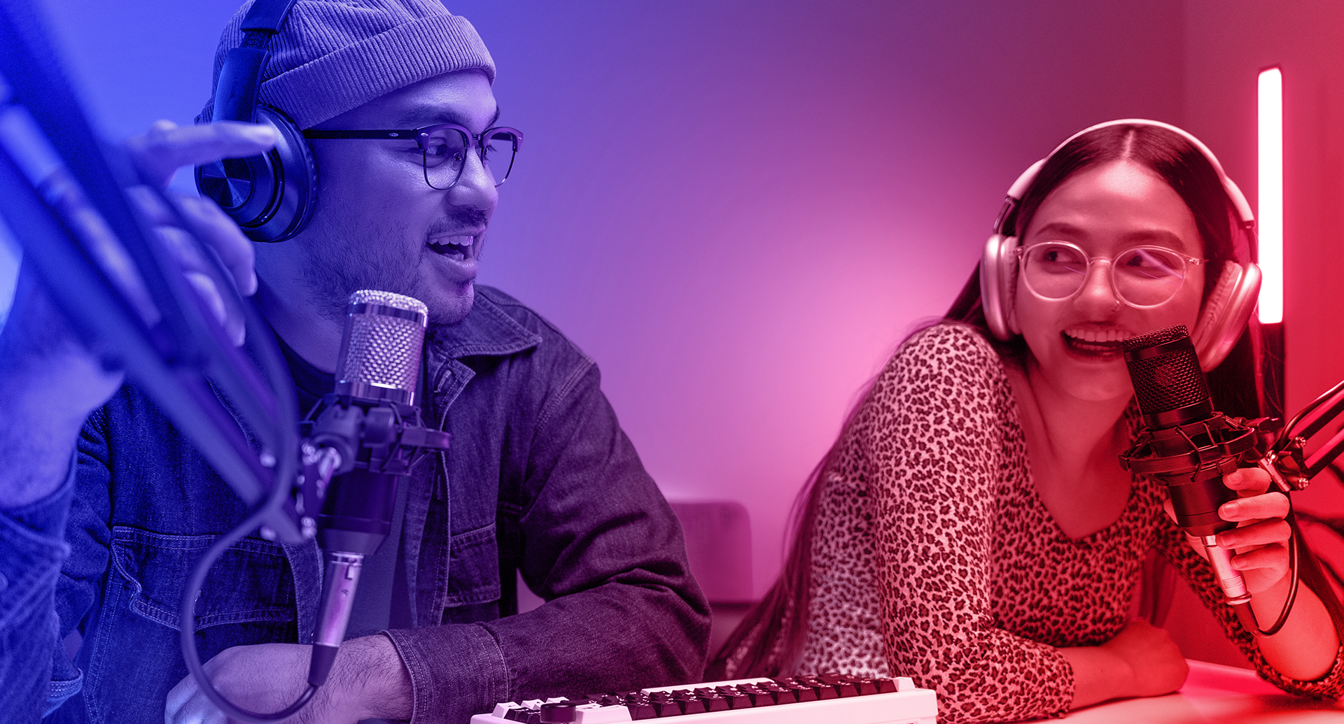 Die Creator Economy boomt Creator Economy: Influencer:innen vor Mikrofonen in ihrem Studio