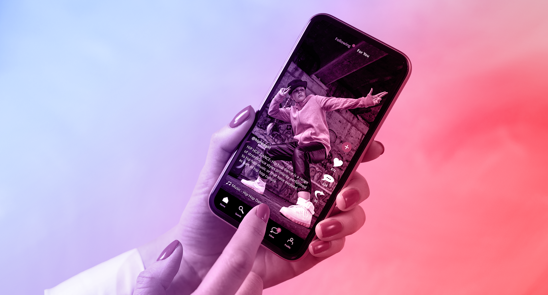 Kurzvideos auf TikTok Videomarketing: Eine Person sieht sich Kurzvideos auf TikTok an