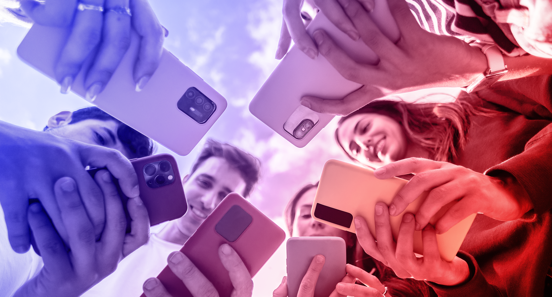 P2P Marketing P2P Marketing: Eine Gruppe junger Menschen mit Smartphones in den Händen
