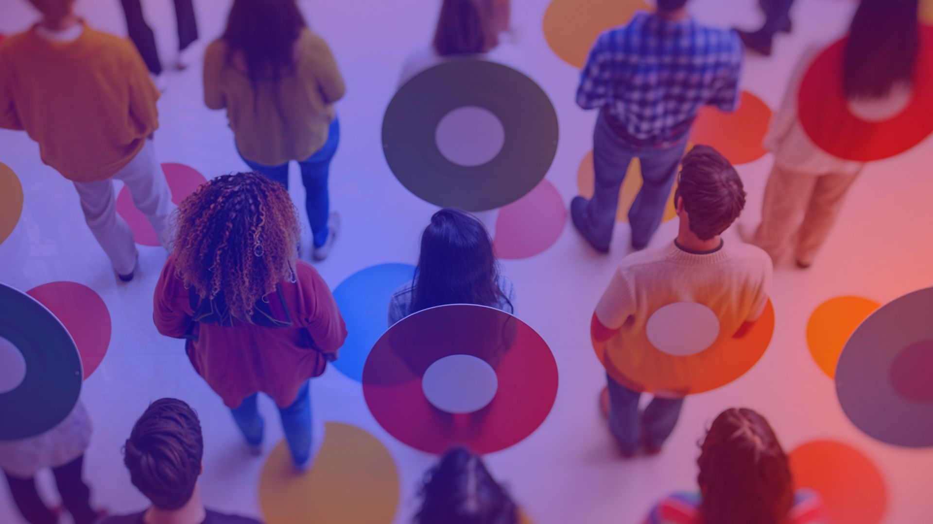 DMEXCO Kolumne: Commerce Media als E-Commerce-Treiber. Eine diverse Personengruppe, die dem Betrachter den Rücken zuwendet. Um diese herum und auf dem Boden sind bunte Kreise.
