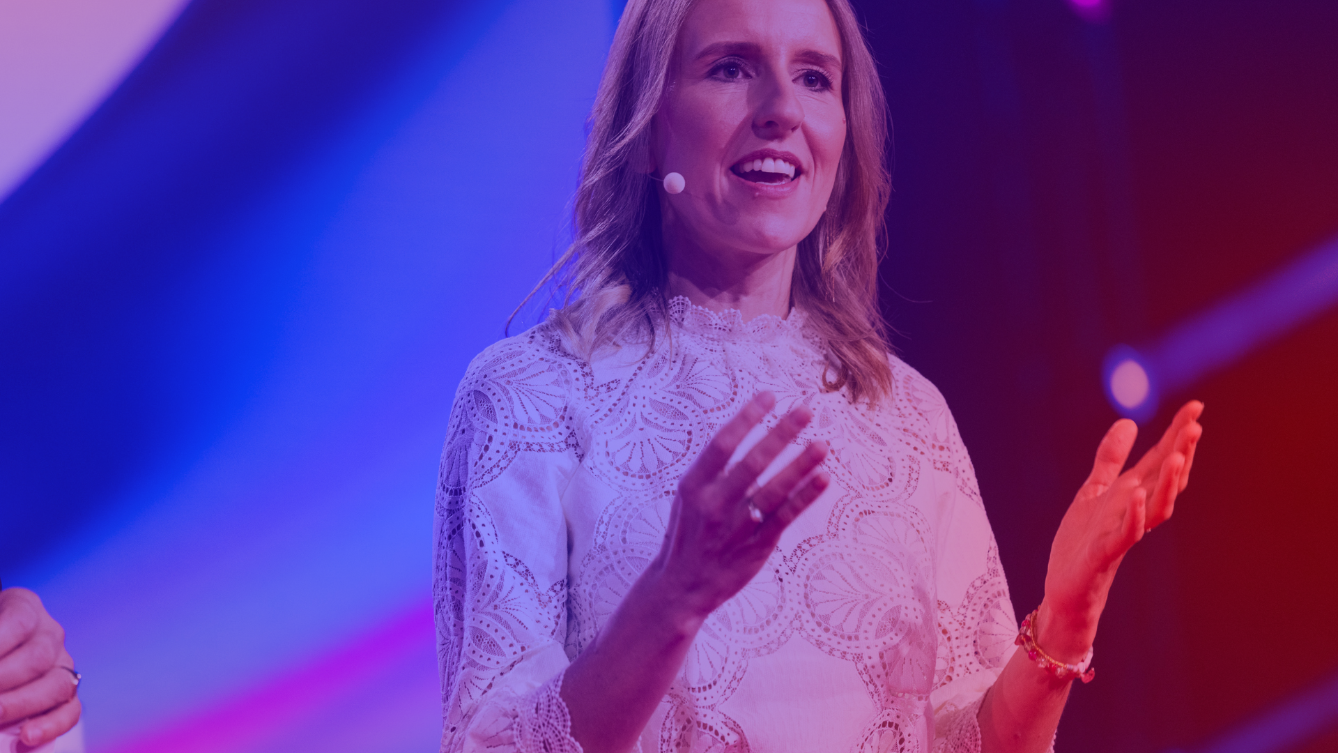 Verena Gründel über Mut, Neugier und KI im Marketing Bild von Verena Gründel auf der DMEXCO Bühne