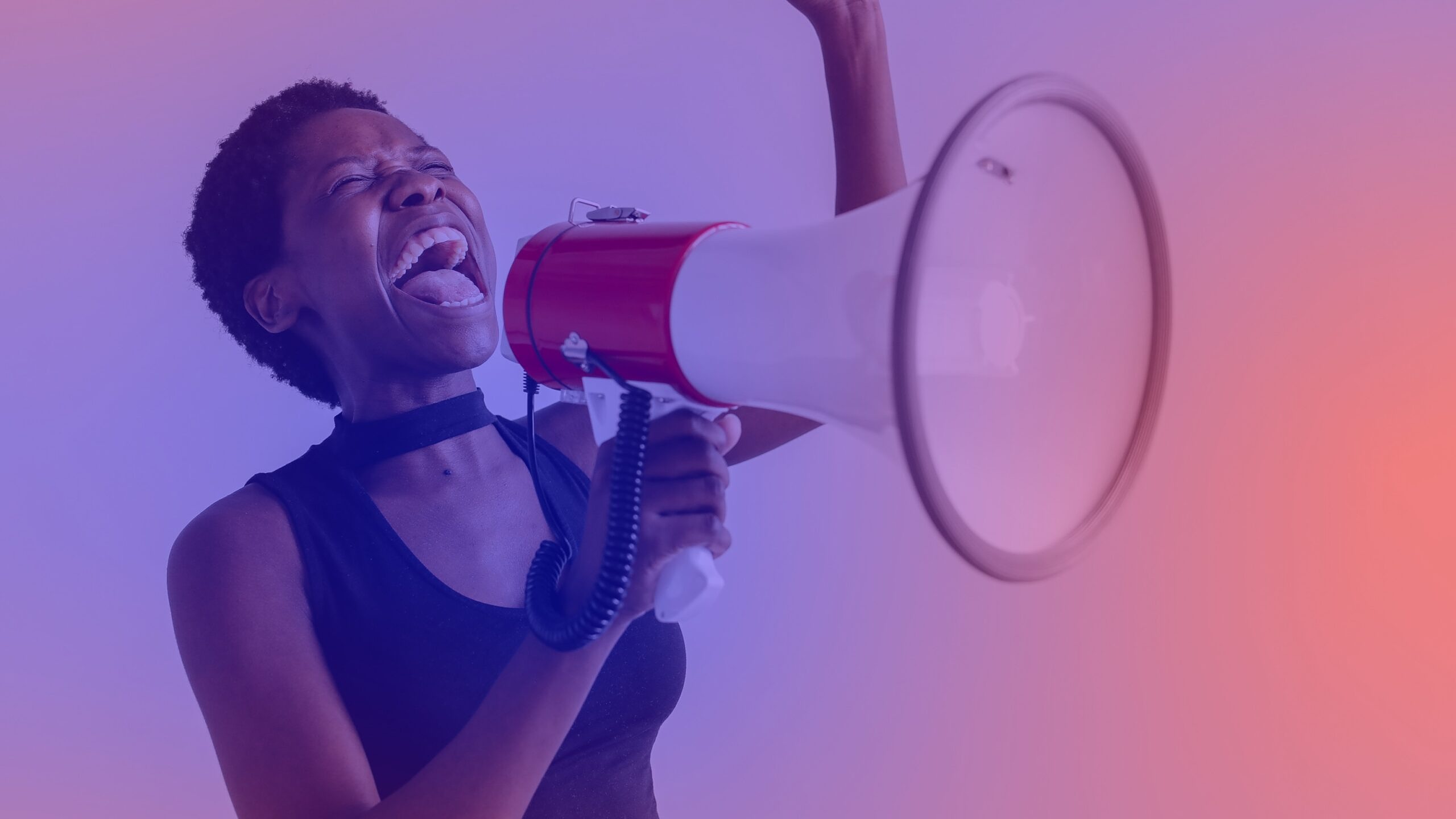 Der DMEXCO CMO Summit 2025 appelliert an entschlossenes Handeln und innovative Zukunftsvisionen.  DMEXCO CMO Summit 2025: Eine Frau jubelt in ein Megafon, ein Symbolbild für einen Appell zum Umdenken.
