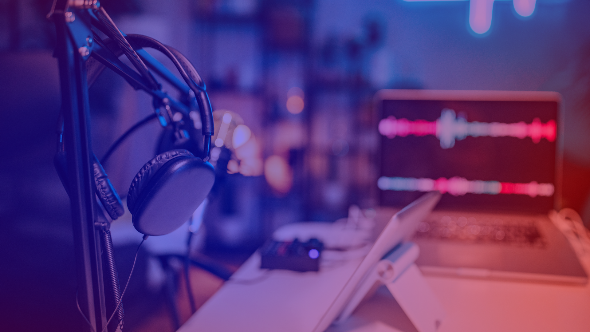 Maximilian Conrad in der DMEXCO Kolumne über KI im Podcast Marketing Ein Podcast-Studio symbolisiert, wie Maximilian Conrad von Hypecast über KI im Podcast Marketing spricht.