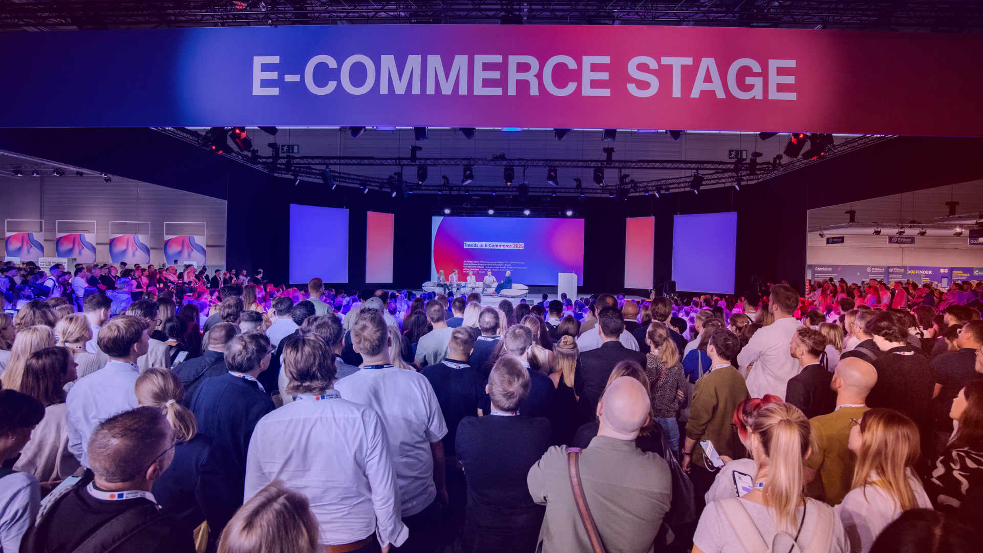 Commerce live erleben bei der DMEXCO 2025! Hunderte Zuschauer:innen warten vor der E-Commerce Stage der DMEXCO 2025