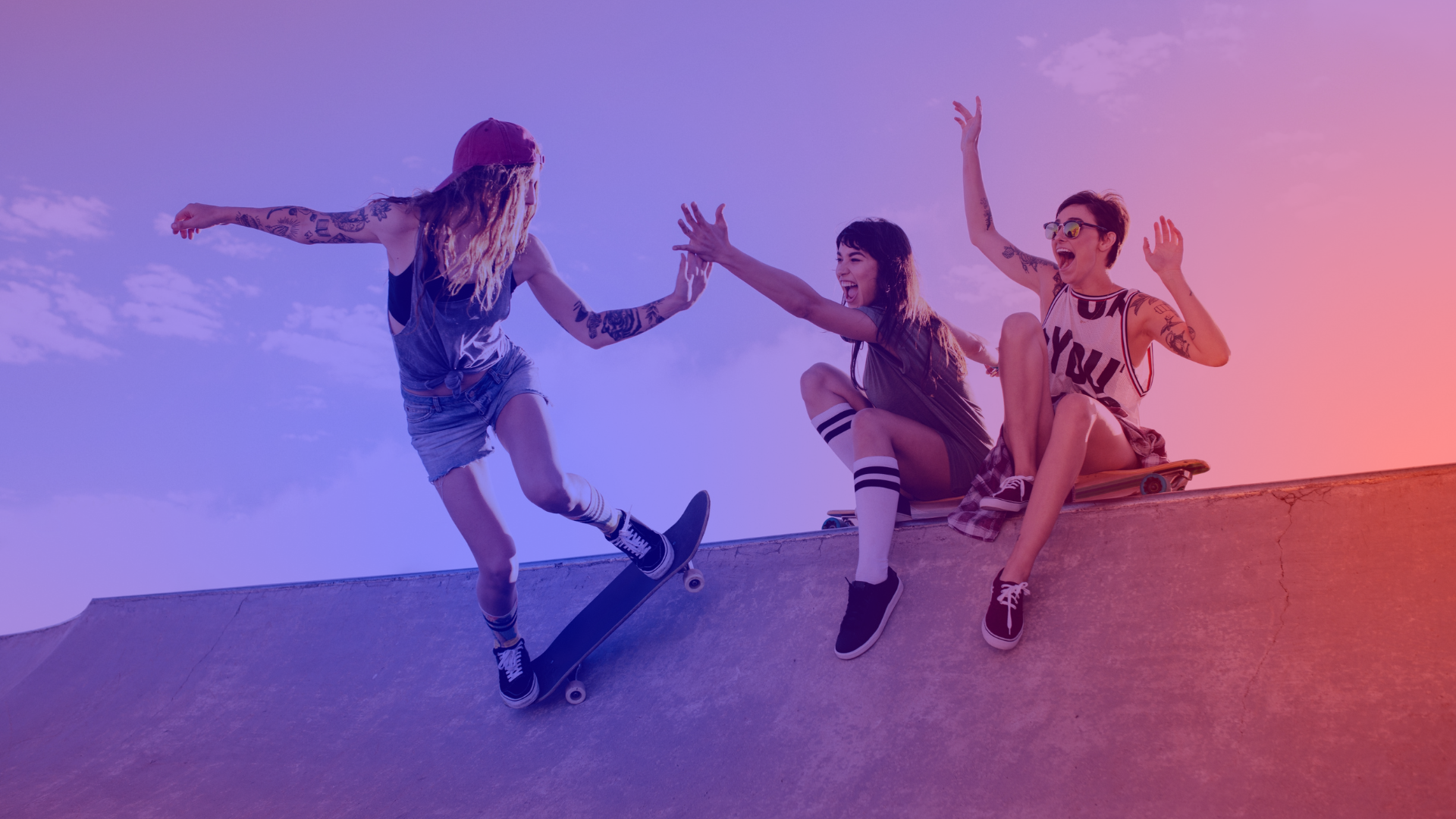 Beitragsbild Cultural Marketing A group of female skateboarders in a skate park, representing a subculture targeted by cultural marketing.