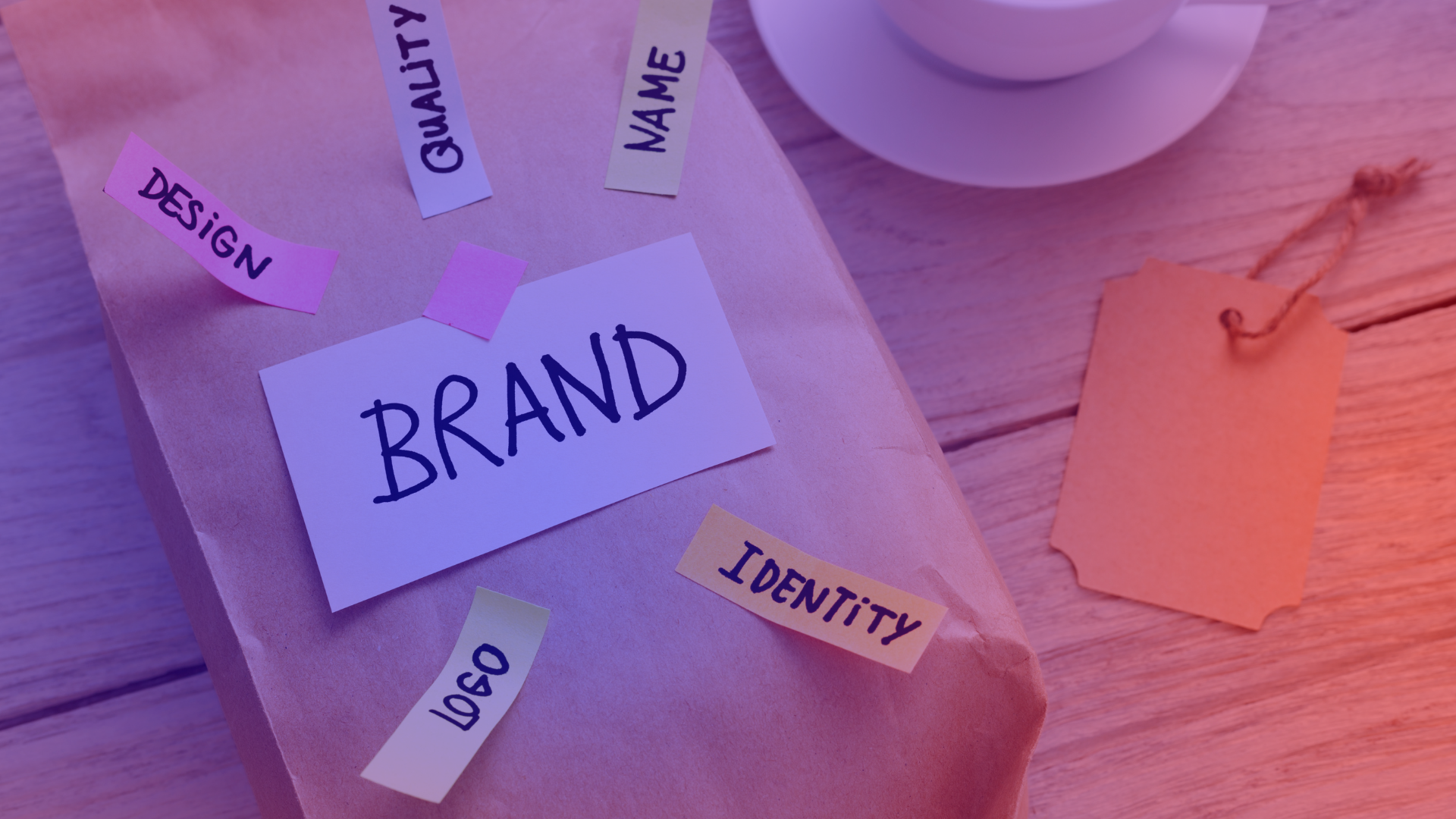 Creator Brand vs. Challenger Brand: Symbolbild zur Markenidentität mit Papierverpackung, Notizzetteln und Kaffeetasse 