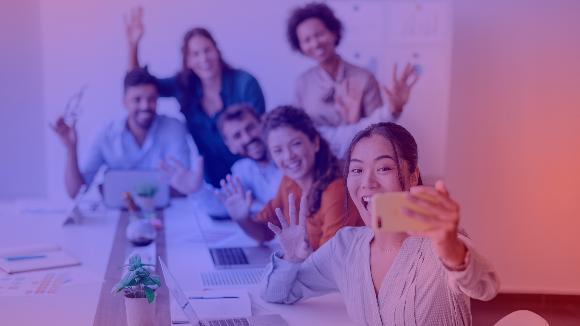 Mitarbeitende posten ein Bild aus einem Meeting. 