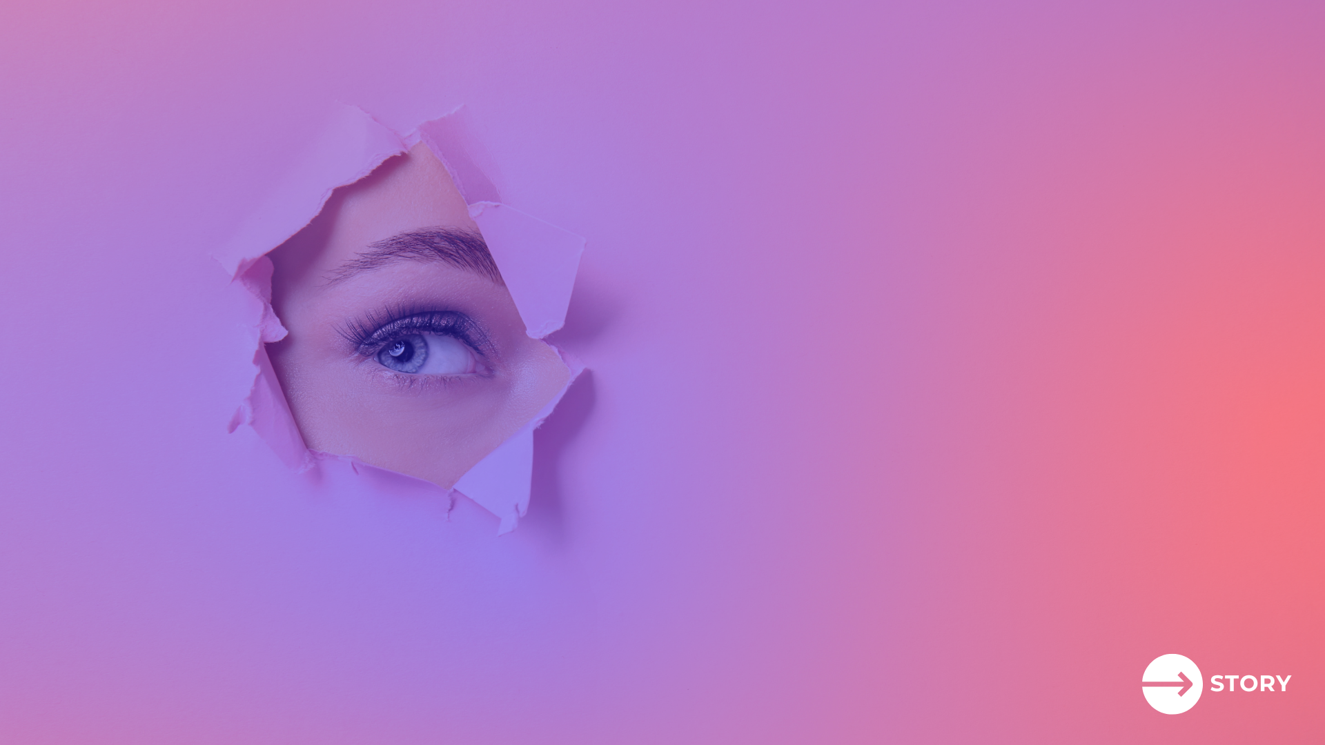 Eine Person blickt durch ein papiernes Loch als Symbolbild für mehr KI-Sichtbarkeit