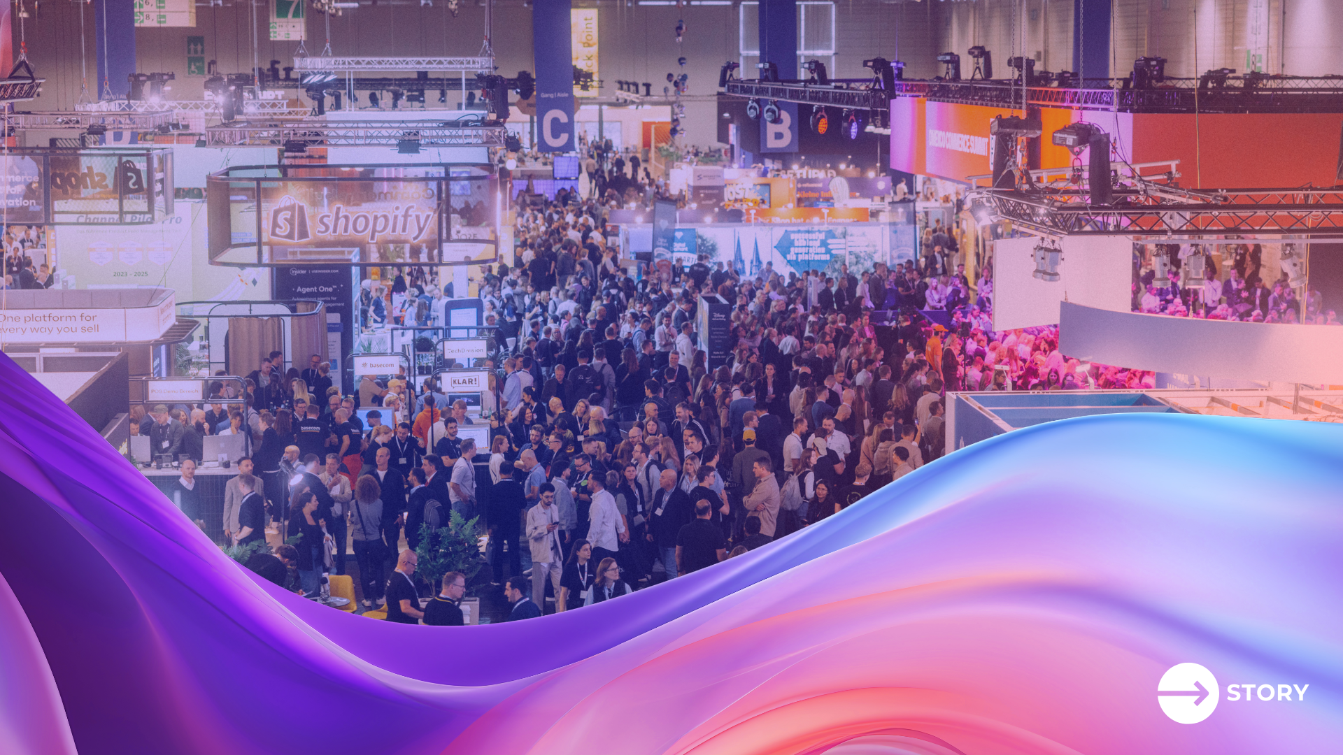 DMEXCO Worlds: visitors walking between the exhibitor stands in one of the DMEXCO halls in Cologne.