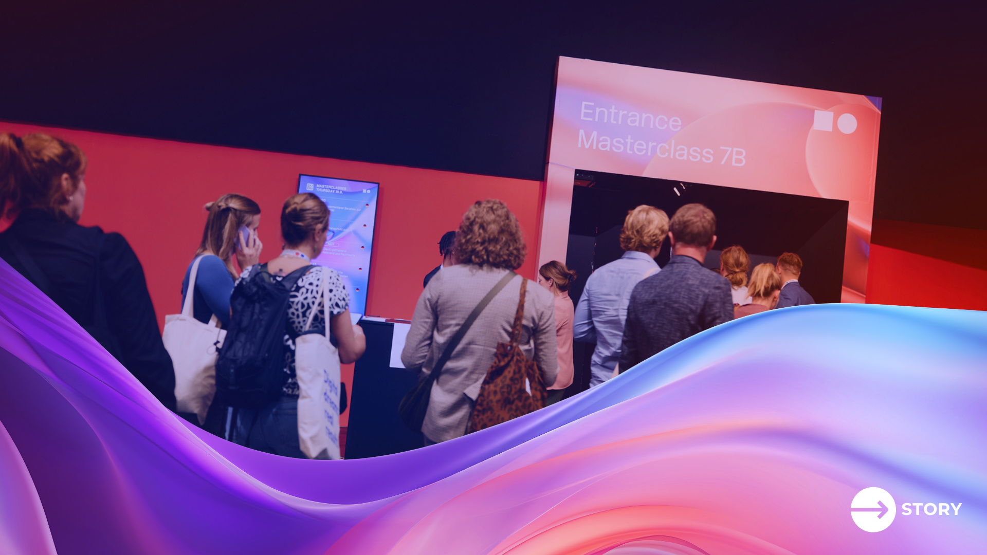 A crowd of people streams through the entrance to DMEXCO’s digital marketing masterclasses.