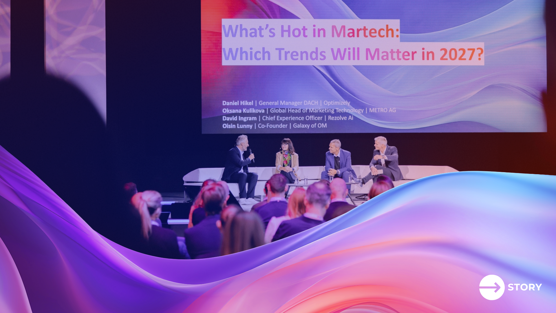 Ein Blick auf die Tech Stage mit Panelists, die die Tech-Trends für das Jahr 2027 besprechen.